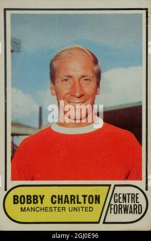 Bobby Charlton - Manchester United Capitaine de Manchester United, Charlton, avec 90 casquettes d'Angleterre, approche du record de Billy Wright (105). Il est également le principal marksman d'Angleterre avec 46 buts. Buteur de deux des buts de United lorsqu'ils ont battu Benfica 4-1 à la finale de la coupe d'Europe 1968, Charlton a également remporté les médailles de la Ligue et de la coupe FA. Banque D'Images