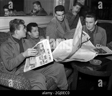 Ce matin, après votre arrivée à l'hôtel, quatre membres de l'équipe française de football, de gauche à droite, S. Bruay, N. Zitovni, R. Piantoni et R. Kaelbel, lisent les journaux anglais dans leur hôtel. La France va jouer l'Angleterre à Wembley demain dans un match international. Des projecteurs seront utilisés dans les étapes ultérieures du match si l'arbitre russe, M. N. Latychev, les estime nécessaires. 26 novembre 1957. Banque D'Images