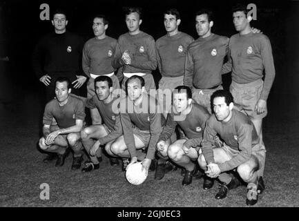 Real Madrid football Team gauche à droite rangée arrière - Jose Araquistain, gardien de but; Pedro Casado, dos droit; Jose Santamaria, Moitié centrale ; Vincente Miera, arrière gauche ; Rafael Felo, moitié droite ; Enrique Pachin, moitié gauche. De gauche à droite, première rangée : JustoTejada, extérieur-droit; Luis Del sol, intérieur-droit; Alfredo Di Stefano, Centre-avant; Ferenc Puskas, à l'intérieur-gauche, et Franisco Gento, à l'extérieur-gauche. 8 mai 1962 Banque D'Images