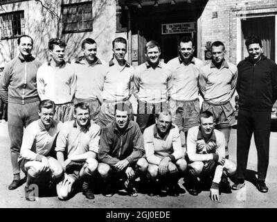 Équipe nationale suédoise de football Stockholm Suède rangée arrière à partir de la gauche, Trainer, Torsten Lindberg, Roger Magnusson, Lars Heinman, Agne Simonson, Orwar Bergmark, Bengt Lingskog, Orjan Persson et chef d'équipe Lennart Nyman. Première rangée de gauche Torbjon Jonsson, Hans Rosander, Arne Arvidsson, Lenart Wing et Bjorn Nordqvist 10 juin 1965 Banque D'Images