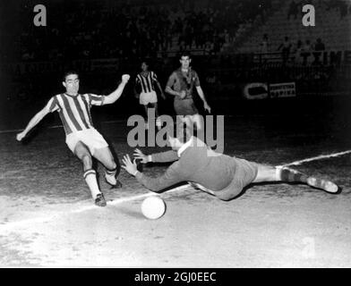 Sideris d'Olympiacos (Athènes) est photographié matérialisant le premier et unique but grec dans la quatre-vingt-deuxième minute de la deuxième moitié pendant l'Olympiacos contre Barcelone. Le pesudo, l'interférence du gardien de but espagnol n'a pas permis de sauver la situation. Le jeu a été joué en conjuction avec les festivités gréco-espagnoles à l'occasion du mariage royal qui a lié les deux pays. Le résultat : Olympicaos 1 Barcelone 0 Mai 22 1962 Banque D'Images