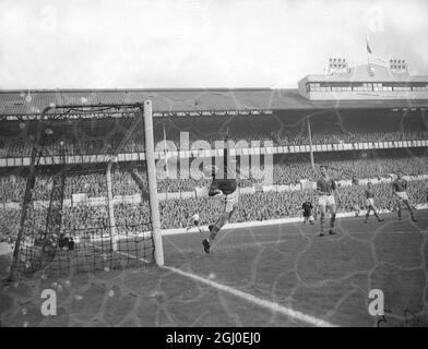 Tottenham Hotspur v Leeds United Wood le gardien de but de Leeds United tente d'arrêter un tir d'un joueur de Spurs pendant le match de ligue à White Hart Lane. 25 octobre 1958. Banque D'Images