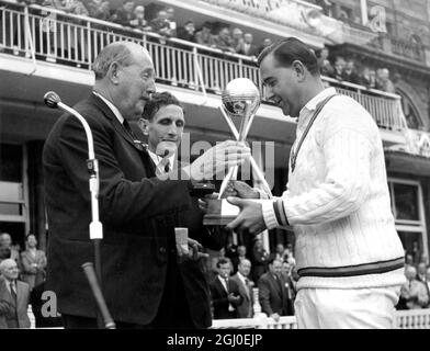 Le Kent et l'Angleterre testent le cricketer Colin Cowdrey en acceptant le Trophée de la coupe du monde Rothman après que le XI d'Angleterre a battu un XI des Antilles -. Il est décédé le 5 décembre 2000, âgé de 67 ans le 13 septembre 1966. Banque D'Images