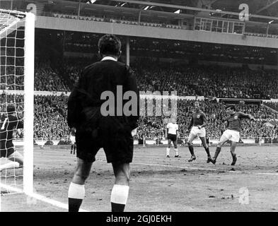 Finale de la coupe du monde 1966 Angleterre / Allemagne de l'Ouest Martin Peters (à droite) marque le deuxième but de l'Angleterre, tandis que Jack Charlton regarde. 30 juillet 1966. Banque D'Images