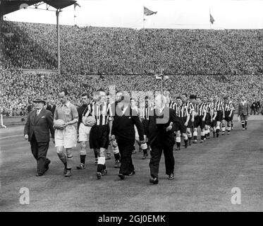 Les deux équipes de leurs capitaines H.Johnston (Blackpool) et J.Harvey (Newcastle United) ainsi que les officiels marchent sur le terrain avant le début de la finale de la coupe FA 1951 à Wembley. 28 avril 1951. Banque D'Images