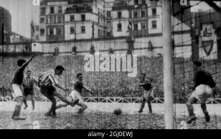 Finale du quart de la coupe d'Europe 1957 Bilbao v Manchester Utd le gardien de but Manchester United Wood attend l'alerte alors que l'avant de Bilbao Arteche photographie et marque le cinquième but de son équipe lors du match final du quart de la coupe d'Europe au stade San Mames. Bilbao a fait défaut à Manchester United 5-3 le 16 janvier 1957. Banque D'Images