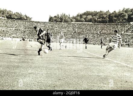 Finale de la coupe d'Europe 1967 Celtic / Inter Milan . La Bertie Auld du Celtic traverse la balle . 27 mai 1967. Banque D'Images