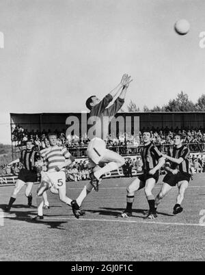 Finale de la coupe d'Europe 1967 Celtic v Inter Milan Simpson, le gardien de but du Celtic Ronnie Simpson saute pour attraper le ballon comme Billy McNeill (à gauche) le capitaine du Celtic regarde dessus. 27 mai 1967. Banque D'Images