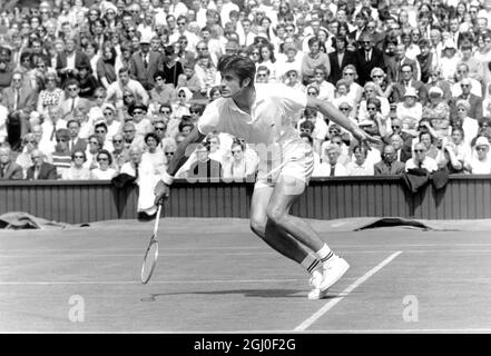 12ème a étrôté Richard ''Pancho'' Gonazales (Etats-Unis) en action pendant les singles hommes (premier tour) contre Charlie Pasarell (Etats-Unis) lors du 83ème tournoi de tennis de Wimbledon All-England. Gonzales remporte le match 22-24, 1-6, 16-14, 6-3, 11-9. Hier, les deux joueurs ont joué l'un des plus grands ensembles de tennis dans l'histoire de Wimbledon, un record équivalant à 46 première série de jeu, que Pasarell a finalement gagné en brisant le service de vétéran de 41 ans dans le dernier match pour gagner 24-22. Gonzales a demandé au juge-arbitre d'arrêter le match à cause de l'obscurité, mais le Capt Mike Gibson a décidé qu'ils devaient continuer et Pasarell Banque D'Images