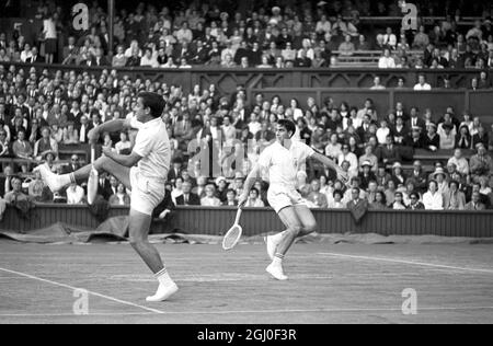 José Luis Arilla et Manuel Santana, de l'Espagne, sont photographiés en action contre Eugene Scott de New York et Nicola Pilic de Yougoslavie à Wimbledon. 24 juin 1966 Banque D'Images