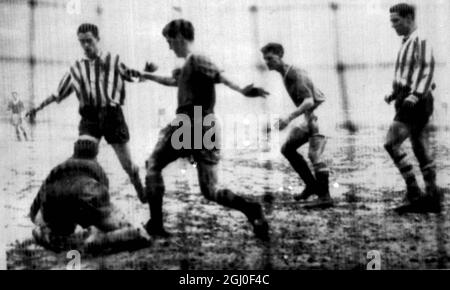 1957 finale du quart de la coupe d'Europe Bilbao / Manchester Utd Carmelo, le gardien de Bilbao se lance aux pieds de l'attaquant Tommy Taylor, le centre de Manchester United en avant. 16 janvier 1957. Banque D'Images