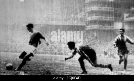 Finale du quart de la coupe d'Europe 1957 Bilbao v Manchester Utd avec quelques minutes restantes pour jouer, Whelan, le Manchester United Inside Right marque le troisième but de son équipe lors du match de la coupe d'Europe au stade San Mames. 16 janvier 1957. Banque D'Images