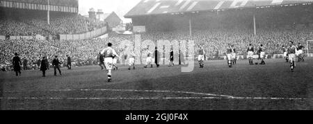 La demi-finale de la coupe FA, Arsenal et Chelsea, les foules se dévont et courent sur le terrain quand Cox a marqué le but gagnant pendant un temps supplémentaire de la demi-finale de la coupe FA à White Hart Lane. 22 mars 1950. Banque D'Images