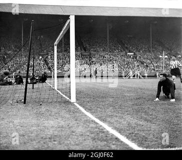 Finale de la coupe FA 1936 Arsenal v Sheffield United le but gagnant marqué par Ted Drake, le centre de l'Arsenal en avant. 25 avril 1936. Banque D'Images