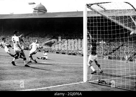 Finale de la coupe FA 1957 Aston Villa v Manchester United Peter McParland (troisième à partir de la gauche) bat le gardien de but adjoint Jack Blanchflower pour marquer le deuxième but d'Aston Villa. Banque D'Images