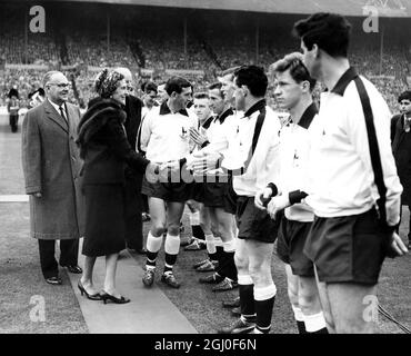 Finale de la coupe FA 1961 Tottenham Hotspur v Leicester City HRH la duchesse de Kent rencontre l'équipe Tottenham Hotspur. 6 mai 1961. Banque D'Images