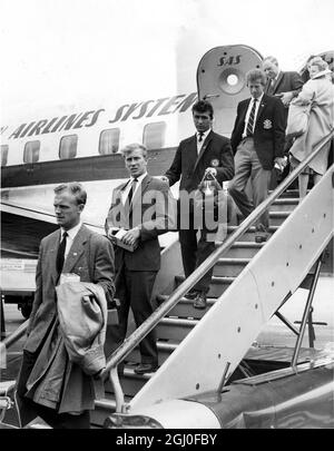 L'équipe de football de la coupe du monde d'Angleterre qui a été renversés en quart de finale quand ils ont perdu à la Russie 1-0 en Suède de retour à l'aéroport de Londres. De gauche à droite : Don Howe, Bobby Charlton, Peter Brabrook et Broadbent. 20 juin 1958. Banque D'Images