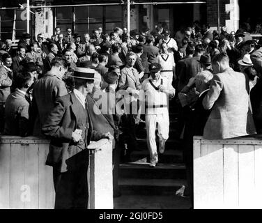 Angleterre contre Australie Don Bradman mène l'équipe australienne de cricket pour ce qui pourrait bien être la dernière fois, (après qu'il a annoncé sa retraite probable) dans le cinquième et dernier match de test contre l'Angleterre à l'Oval. 16 août 1948. Banque D'Images