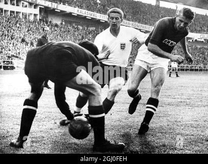 1958 coupe du monde Angleterre / Russie le gardien de but russe Lev Yashin est accusé par Kevan d'Angleterre pendant le match de la coupe du monde à Göteborg, Suède. La correspondance s'est terminée par un tirage de 2-2. 9 juin 1958. Banque D'Images