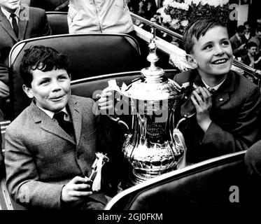 Un moment merveilleux pour les fils des joueurs de Spurs, Stephen Smith (à gauche) et Richard Blanchflowers, qui tiennent la coupe FA pendant la tournée du triomphe de Tottenham. 6 mai 1962 Banque D'Images