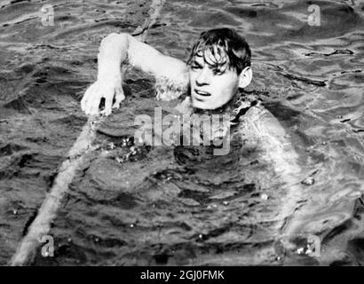 Johnny Wesismuller (Etats-Unis) remporte la finale de la course de natation de 400m aux Jeux Olympiques de 1924 à Paris. 19 juillet 1924. Banque D'Images