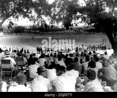 Australie contre Angleterre Une section de la foule de 17,000 qui a emballé le terrain de cricket de Brisbane pour la première journée de jeu du premier test entre l'Australie et l'Angleterre. 3 décembre 1962. Banque D'Images