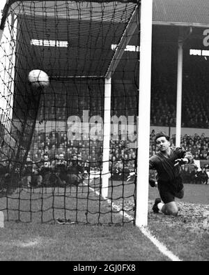 Tottenham Hotspur v Everton Dunlop, le gardien de but d'Everton est incapable d'arrêter une pénalité du joueur de Spurs Harmer pendant le match à White Hart Lane. 9 novembre 1957 Banque D'Images