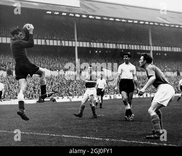 Tottenham Hotspur v Leeds Utd Ted Ditchburn, gardien de but de l'épi, fait une économie lors du match contre LEED à White Hart Lane. 26 octobre 1957 Banque D'Images