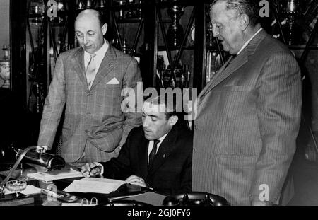 Luis Del sol, âgé de 27 ans, signe pour Turin depuis le Real Madrid pour un record du monde de 240,000 £, plus une signature de 48,000 £. Des photos de Del sol signant sur la ligne pointillée comme Santiago Bernabeu, le Président de Madrid et Filipponi, le Président de Turin, regardent avec inquiétude. 22 mai 1962 Banque D'Images