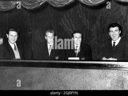 Les joueurs de football d'Angleterre (de gauche à droite), Brian Labone, Ron Flowers, Jimmy Armfield et Bobby Smith, regardent une projection du film « Comment l'Occident a été gagné », avec Carroll Baker, Henry Fonda, Gregory Peck et Richard Widmark au casino de Londres. 26 février 1963 Banque D'Images