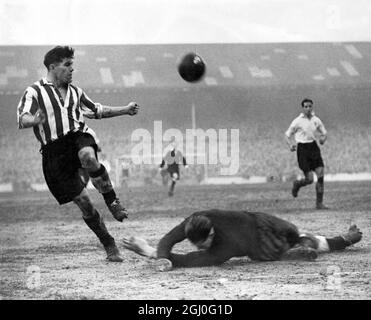 Tottenham Hotspur v Newcastle United Ted Ditchburn, le gardien de but Spurs, plonge pour bloquer un tir de Foulkes, le Newcastle à l'intérieur-droite, pendant le match à White Hart Lane. Newcastle a gagné 2-0. 2 février 1952 Banque D'Images