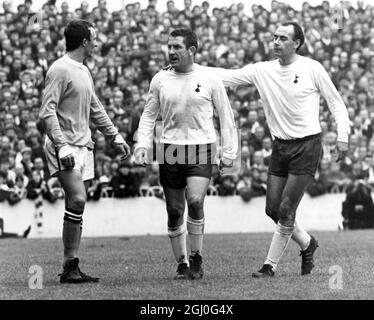 Tottenham Hotspur v Manchester City Alan Gilzean, l'ailier gauche de Spurs, semble mettre la main sur l'épaule de Dave Mackay, pendant le match contre Manchester City. Mike Summerbee est le joueur de Man City sur la gauche. 4 mai 1968 Banque D'Images