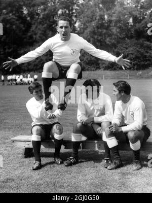 Le demi-dos de Tottenham Hotspur, Dave Mackay, qui a cassé la jambe la saison dernière, démontre sa forme physique, lors de la séance photo de l'équipe à Cheshunt. Photos de gauche à droite - Cliff Jones, Dave Mackay, Ron Henry, Jimmy Greaves. 30 juillet 1965 Banque D'Images