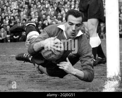 Fulham v Tottenham Hotspur Tony Macedo, le gardien de but Fulham, est vu sauver une balle contre Spurs à Craven Cottage. 25 mars 1961 Banque D'Images