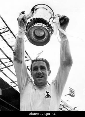 Finale de la coupe FA 1967 Tottenham Hotspur v Chelsea Spurs capitaine, Dave Mackay tient la coupe FA en altitude après que son équipe ait battu Chelsea 2-1 à Wembley. 20 mai 1967 Banque D'Images