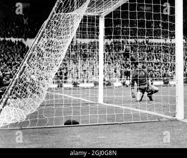 1967 finale de la coupe FA Tottenham Hotspur v le gardien de Chelsea, Peter Bonetti a un regard de consternation sur son visage quand le ballon va dans son filet, après un coup de Frank Saul pour Spurs. 20 mai 1967 Banque D'Images