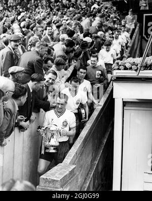 1958 finale de la coupe FA Manchester United v Bolton Wanderers NAT Lofthouse, le centre-avant de Bolton et capitaine, dirige son équipe vers le bas des marches, après la présentation du prince Philip de HRH. 3 mai 1958 Banque D'Images