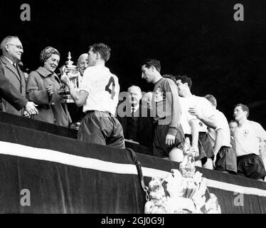 Finale de la coupe FA 1961 Tottenham Hotspur v Leicester City l'équipe double gagnante Spurs récupère le CP FA. La duchesse de Kent présente la coupe à Danny Blanchflower, le capitaine des Spurs, après leur victoire. 6 mai 1961 Banque D'Images