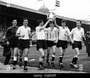 Finale de la coupe FA 1962 Tottenham Hotspur v Burnley l'équipe victorieuse des Spurs se lance sur le terrain avec la coupe FA, après avoir battu Burnley 3-1. 5 mai 1962 Banque D'Images