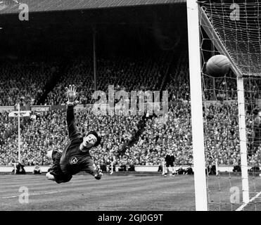 1962 finale de la coupe FA Tottenham Hotspur v Burnley Brown, le gardien de but Spurs, est bien battu, comme un coup de Robson, le Burnley à l'intérieur-gauche va pouces de large du but. 5 mai 1962 Banque D'Images