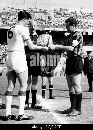 Inter Milan / ville de Birmingham les capitaines des deux côtés échangent des fanions avant la première étape de la demi-finale de la coupe des fêtes Inter-Cities à Milan. Birmingham a gagné 2-1. 20 avril 1961 Banque D'Images