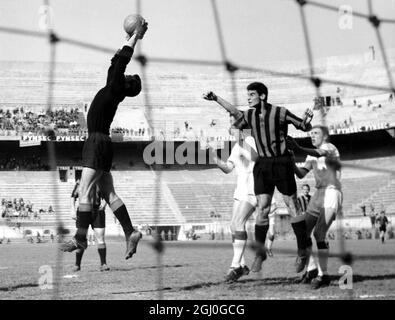 Inter Milan v Birmingham City action du match comme Birmingham City gagne 2-1 dans la première partie de la demi-finale de la coupe des Foires Inter-Cities à Milan. 20 avril 1961 Banque D'Images