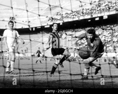 Inter Milan / Birmingham City Birmingham City a battu l'équipe italienne 2-1 dans la première partie de la demi-finale de la coupe Inter-Cities Fairs à Milan. 20 avril 1961 Banque D'Images