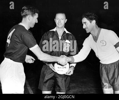 Tottenham Hotspur v Dynamo Tbilissi le capitaine des Spurs, Danny Blanchflower et Gogoberidze, le capitaine de Tbilissi, qui se secouent la main avant le début de leur ami éclairé à White Hart Lane. Avant le début du jeu, il y avait une légère retenue quand on a appris que le capitaine russe n'avait pas compris le jeu et que la procédure devait lui être expliquée avant que le match ne commence. L'arbitre était M. R. Leafe de Nottingham. 14 novembre 1960 Banque D'Images