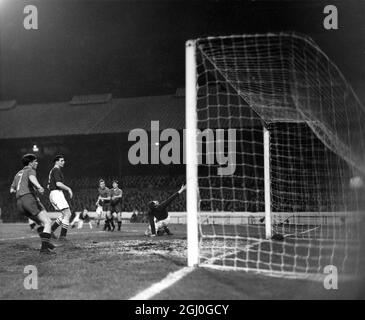 Chelsea contre l'armée soviétique après avoir été défaite par West Bromwich Albion et Bolton, l'armée soviétique a retouché le pont Stamford contre une équipe ''jeune'' de Chelsea. Voroshilov, l'intérieur-gauche de l'armée soviétique, marque leur deuxième but. Matthews, le gardien de but d'Angleterre et de Chelsea a fait quelques belles économies pendant le match, mais la défense de Chelsea a été laissée debout. 8 novembre 1957 Banque D'Images