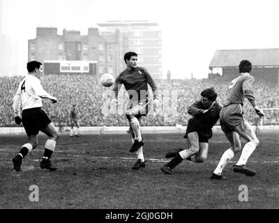 Chelsea / Tottenham Hotspur un moment anxieux pour Spurs en tant que gardien de but, Pat Jennings perd la possession quand il est contesté par Peter Osgood, le centre de Chelsea-avant et George Graham, Chelsea à l'intérieur-droite. Alan Mullery, la moitié droite des Spurs, a fini par s'effacer. 8 janvier 1966 Banque D'Images