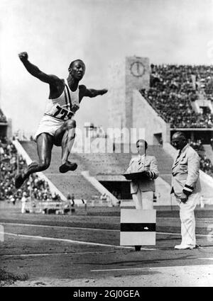 Jeux Olympiques de 1936 - Berlin, Allemagne Jesse Owens en compétition dans le long saut, pendant les Jeux Olympiques. Banque D'Images