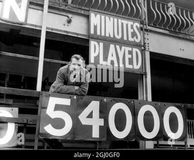 Joe Shaw, le capitaine de Sheffield United, et moitié centrale, photographiés ici à Bramall Lane. C'est la 20e saison de Joe avec les lames et il a joué 54000 minutes - 600 jeux de ligue. 5 février 1965 Banque D'Images