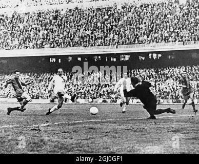 Barcelone v Real Madrid Alfredo Di Stefano marque son premier but pour son équipe, lorsque Real Madrid a battu Barcelone 5-3 dans un match de la Ligue espagnole onze jours après que Barcelone ait battu Real dans la coupe d'Europe. 7 décembre 1960 Banque D'Images