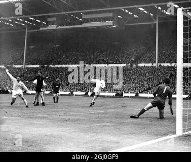 Finale de la coupe FA 1967 Tottenham Hotspur v Chelsea Spurs le premier but est marqué par Robertson (pas en photo). Les autres joueurs de Spurs sont Jimmy Greaves (à gauche) et Terry Venches (au centre). Peter Bonetti est dans l'objectif de Chelsea. 20 mai 1967 Banque D'Images